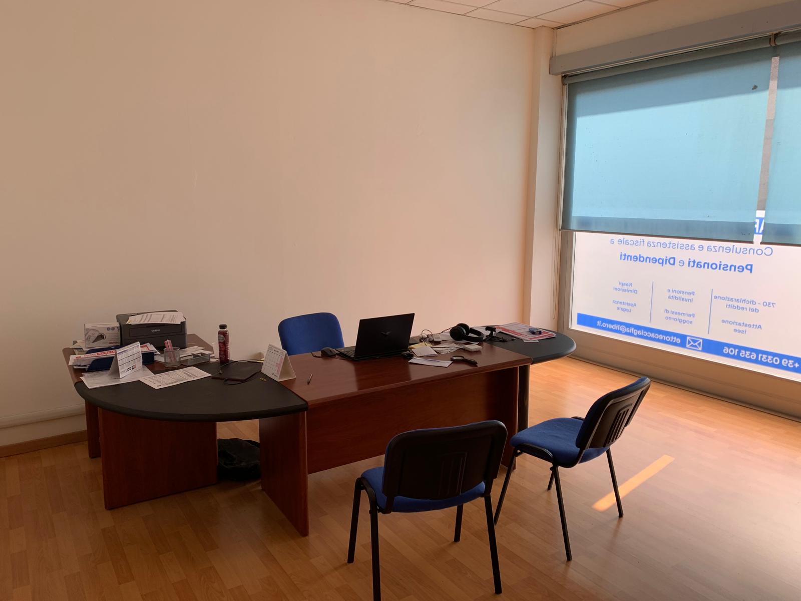 Interno dell’ufficio con scrivania e sedute per i colloqui